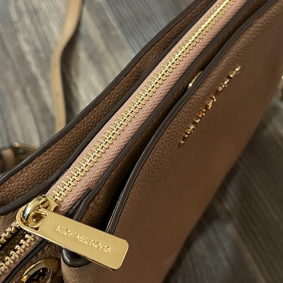 NWT Michael Kors Nicole Triple Compartment
Crossbody Bag, Beige Leather - Picture 13 of 16